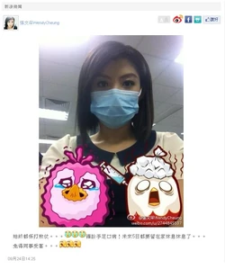 張文采的微博照片，胸前放了兩隻卡通雞，非常之有趣