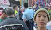 案發現場，左三男子為勇狗
