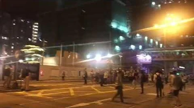 深水埗警署警員失控 開咪與市民鬥氣互鬧：繼續叫啦！聽唔到！再大聲啲！