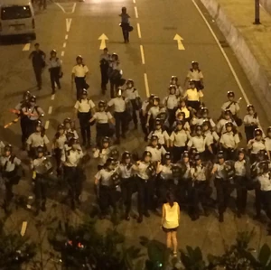 警方清場時，出現「一C9當關，萬警莫敵」的場面，為網民瘋傳，亦顯示一向不問世事的師奶，已有成員投身示威當中