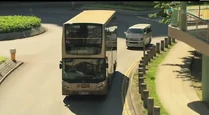 但這輛巴士是編號為AVBE53，車牌為MZ字頭的富豪B9TL型巴士（配Enviro500車身）