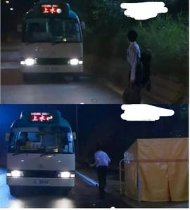 XFJFV.jpg (33 KB) 時空穿梭之下,小巴的燈箱顯示的標誌,由現在的港鐵,一轉眼變為以往的九鐵。(惟此幕仍有穿崩的地方:1995年前專線小巴車身中央位置於應有髹上綠色色帶)