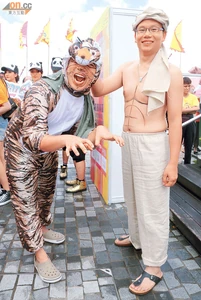 0624-00176-078b1.jpg (130 KB) 中年PI陳恒鑌(右)的中年Pi奪取特色造型大獎。