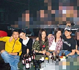 2012年，鍾嘉欣參與伍允龍的生日聚會，同場有謝霆鋒、張柏芝、2R