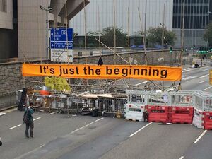 10801910 813256592070843 2568832711043081665 n.jpg (85 KB) 棄守的路障,留下"It's just the beginning"橫額,成為終極清場的一個特色畫面