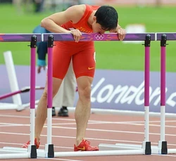 1344337145 yKmPXi.jpg (35 KB) 劉翔吻別欄杆,是不是代表他將會是最後一次出戰奧運?