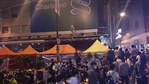 網民指社民連死不肯折的帳篷為毒蛇陣，有利警員進攻