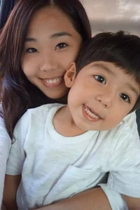 亞歷山大（右）與母親王君萍