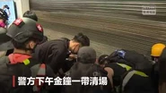 929 警員圍著2名消防員質問為何開閘放人，消防員回答因有人被困應救急扶危