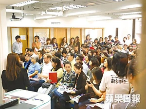 拍賣會現場逼滿過百買家