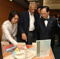 Donald meet haider hatim.jpeg (805 KB) 行政長官曾蔭權(右)聽取香港紡織及成衣研發中心行政總裁鮑文先生(中),講解其中一項科技及研發項目──納米荷葉布