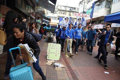 本民前遊行 帶行李女立刻離開