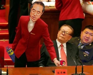 EWM.jpg (53 KB) 唐英年親自服待江總,旁為毛新宇