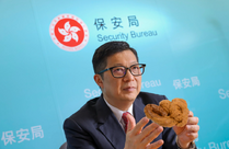 鄧炳強玩緊屎