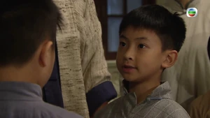 「保險小孩」三年後出現於無綫劇集《城寨英雄》，飾演陳展鵬的童年