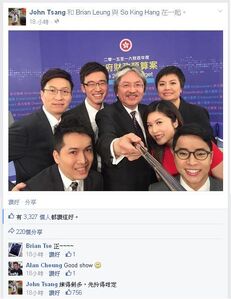 曾俊華用「自拍神棍」與眾記者拍照上載facebook，獲不少網民讚好