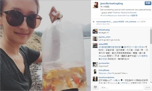 謝婷婷拿著一袋疑似金魚的魚類，準備放生