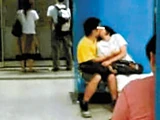 學生港鐵月台公然親熱事件