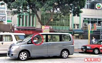 13ec1p3new.jpg (76 KB) 湯盈盈(紅圈示)這幕泊車片段,未見使用拖架拍攝。