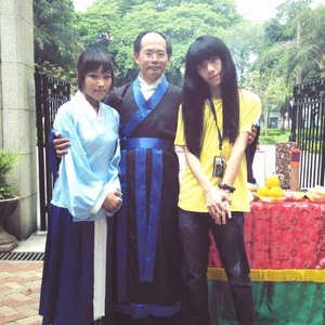 實為男兒身的「昭明公主」（右）與陳雲合照