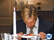 W1025 268 m1.jpg (66 KB) 《情約今生》中的死神畢比特,用鼻子嗅桌上的菜式