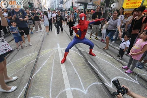 蜘蛛俠突現身銅鑼灣，吸引市民圍觀