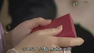 紅盒中的「給馬太」的字樣離奇消失。
