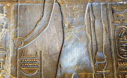 被毀的埃及樂蜀神廟文物。