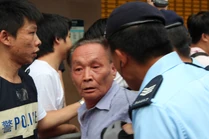 一名長者衝向揮舞香港旗的男子