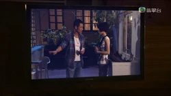 X7iUICc.jpg (56 KB) 鄭嘉穎再度在劇中的家中電視畫面中出現