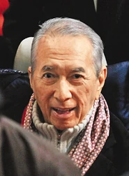 001372d8a0620c99705c4f.jpg (51 KB) 賭王出院時的病容和其健康時意氣風發的樣子相距甚遠,被網民形容為「行屍」。