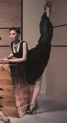 裙腳表常不自然，被網民質疑為PS