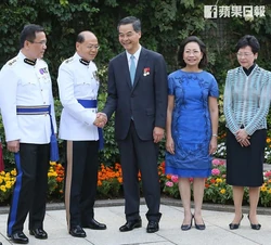 補鑊合照，親切握手