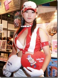 12e85d89ac1.jpg (40 KB) 李曼筠於2006年香港動漫節,擔當電腦遊戲《馬場風雲》模特兒