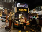 SE692連同另一名男子舉起「796C取消，南部將軍澳大災難」的標語字句，吸引在場巴士迷拍炎