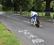 201208021951249366644.jpg (76 KB) 單車選手駛經「HK反洗腦」標語。