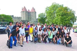 22la5p8.jpg (61 KB) 議員及家眷獲國泰款待遊法留影