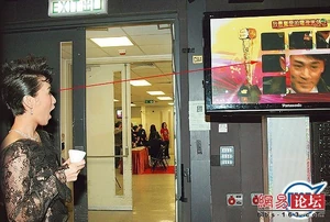 2010年《萬千星輝頒獎典禮》，「我最喜愛的電視男角色」原本以為會頒給陳豪，但最後卻變成林峯奪獎。後台的佘詩曼被此結果嚇至O嘴。