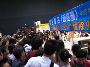 20090722 BookFair08.jpg (118 KB) 有模特兒出席香港書展攤位,引起一眾傳媒及觀音兵聚集。