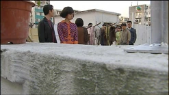 而在第6集中的一個大廈天台的場景，有網民發現背景的大廈竟然有現代的冷氣和鋁窗。