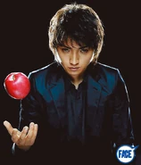 《死亡筆記》中的主角常常帶著一個蘋果