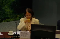 Onlystaffdrinkleadwater.jpg (62 KB) 只有前署理天文台長劉心怡願意飲下(香港獨立媒體圖片)