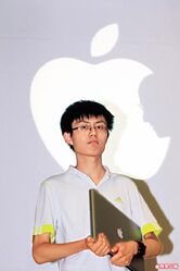 08la2p1.jpg (49 KB) 設計的紀念喬布斯標誌的理大生麥朗