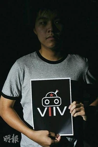 阿泉認為羅馬數字組成的六四T恤，以及網友設計的坦克圖像，感覺上十分新潮。（《》圖片）