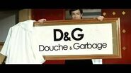 李小龍打爛D&G招牌 (註︰圖中的「douche」是源自法文的英語用詞，原意指女士專用的陰道灌洗器，現在也可以形容自大，使人煩惱，或是討厭的人，通常應用在男士身上。)