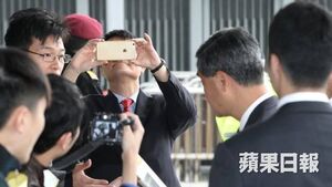 Icfung video.jpg (29 KB) 馮煒光被拍得以iPhone拍攝梁振英接信