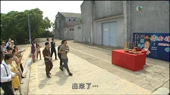 此場面背景有分體式冷氣的出現（見紅圈）