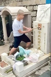網上流傳的影片截圖，顯示白卡聯盟成員「」破壞歌手黃家駒的墳墓