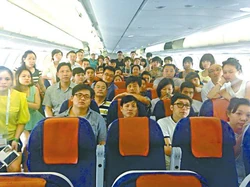 22la6p1.jpg (53 KB) 佔領客機的大陸旅客自拍短片上網,聲稱沒水喝、沒飯吃,尋求各界援手。