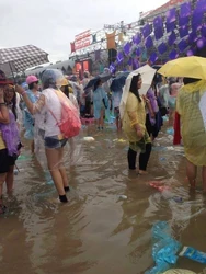啟德音樂會因天雨關係，場地嚴重積水，水深至腳眼